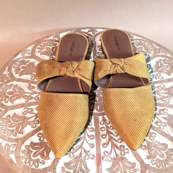 Indigo rd is mustard yellow flats - Picture 3 of 9